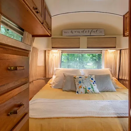 Escapade Insolite Dans Airstream Vintage En Anjou - Fr-1-622-111 *